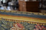 Starožitná žakárová tapiserie Aubusson s pastýřskou scénou a květinovou bordurou.