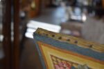 Starožitná žakárová tapiserie Aubusson s pastýřskou scénou a květinovou bordurou.