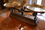 Starožitné litinové obchodní váhy Force 5 kg z období biedermeieru, okolo roku 1850.