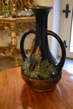 Starožitná belgická secesní majoliková váza s uchy a modrou glazurou z okolo roku 1900.