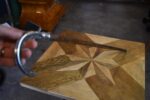 Pánská secesní vycházková hůlka s postříbřenou florální rukojetí z počátku 20. století.