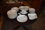 Starožitný jídelní porcelánový servis PULS Ostrov s květinovým dekorem a zlacenými okraji.