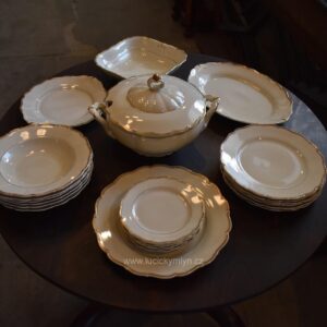 Starožitný jídelní porcelánový servis Slavkov se zlatými linkami, 24 kusů.