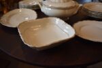 Starožitný jídelní porcelánový servis Slavkov se zlatými linkami, 24 kusů.