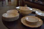 Starožitný jídelní porcelánový servis Slavkov se zlatými linkami, 24 kusů.