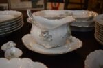 Starožitný jídelní porcelánový servis PULS Ostrov s květinovým dekorem a zlacenými okraji.