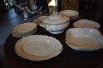 Starožitný jídelní porcelánový servis Slavkov se zlatými linkami, 24 kusů.