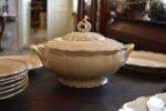 Starožitný jídelní porcelánový servis Slavkov se zlatými linkami, 24 kusů.