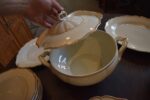 Starožitný jídelní porcelánový servis Slavkov se zlatými linkami, 24 kusů.