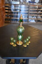 Retro likérová souprava Bohemia Glass ze zeleného skla se zlaceným dekorem.
