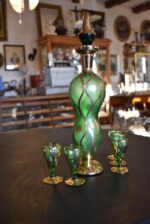 Retro likérová souprava Bohemia Glass ze zeleného skla se zlaceným dekorem.