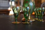 Retro likérová souprava Bohemia Glass ze zeleného skla se zlaceným dekorem.