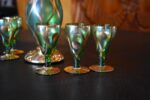 Retro likérová souprava Bohemia Glass ze zeleného skla se zlaceným dekorem.
