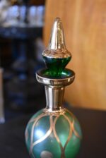 Retro likérová souprava Bohemia Glass ze zeleného skla se zlaceným dekorem.