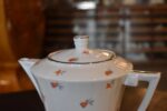 Starožitný porcelánový kávový servis ART-DECO pro 10 osob s květinovým dekorem a zlatou linkou.