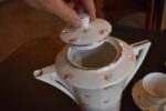 Starožitný porcelánový kávový servis ART-DECO pro 10 osob s květinovým dekorem a zlatou linkou.