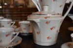 Starožitný porcelánový kávový servis ART-DECO pro 10 osob s květinovým dekorem a zlatou linkou.