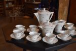 Starožitný porcelánový kávový servis ART-DECO pro 10 osob s květinovým dekorem a zlatou linkou.