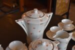 Starožitný porcelánový kávový servis ART-DECO pro 10 osob s květinovým dekorem a zlatou linkou.