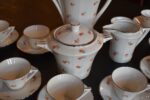 Starožitný porcelánový kávový servis ART-DECO pro 10 osob s květinovým dekorem a zlatou linkou.