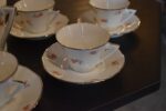 Starožitný porcelánový kávový servis ART-DECO pro 10 osob s květinovým dekorem a zlatou linkou.