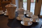 Starožitný porcelánový kávový servis ART-DECO pro 10 osob s květinovým dekorem a zlatou linkou.