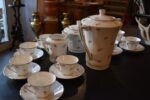 Starožitný porcelánový kávový servis ART-DECO pro 10 osob s květinovým dekorem a zlatou linkou.
