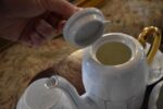 Starožitný porcelánový servis Victoria Stará Role pro 6 osob se zlatými linkami.