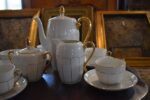 Starožitný porcelánový servis Victoria Stará Role pro 6 osob se zlatými linkami.
