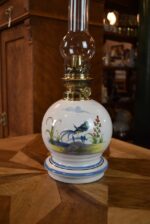 Starožitná petrolejová lampa s barokním porcelánovým tělem a ručně malovaným ptáčkem.
