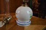 Starožitná petrolejová lampa s barokním porcelánovým tělem a ručně malovaným ptáčkem.