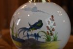 Starožitná petrolejová lampa s barokním porcelánovým tělem a ručně malovaným ptáčkem.