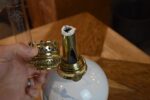 Starožitná petrolejová lampa s barokním porcelánovým tělem a ručně malovaným ptáčkem.
