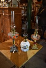 Starožitná petrolejová lampa s barokním porcelánovým tělem a ručně malovaným ptáčkem.