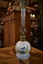 Starožitná petrolejová lampa s barokním porcelánovým tělem a ručně malovaným ptáčkem.