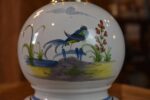 Starožitná petrolejová lampa s barokním porcelánovým tělem a ručně malovaným ptáčkem.