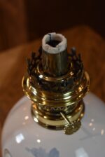 Starožitná petrolejová lampa s barokním porcelánovým tělem a ručně malovaným ptáčkem.