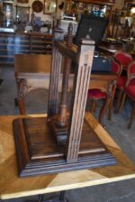 Starožitný klasicistní knihařský lis z dubového dřeva z let 1780–1820.