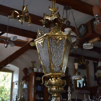 Velká starožitná neogotická lucerna z leštěné mosazi se skleněnými výplněmi.