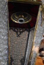 Velká starožitná neogotická lucerna z leštěné mosazi se skleněnými výplněmi.
