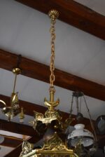 Velká starožitná neogotická lucerna z leštěné mosazi se skleněnými výplněmi.