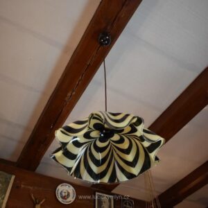 Designový závěsný retro lustr se širokým vlnovým stínidlem a bakelitovým středem.
