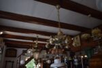 Starožitný secesně klasicizující mosazný lustr s rameny ve tvaru vlčích hlav.