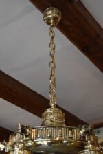 Starožitný secesně klasicizující mosazný lustr s rameny ve tvaru vlčích hlav.