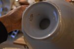 Starožitná porcelánová dezertní souprava PULS Ostrov s růžemi a monogramem.