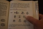 Starožitná porcelánová dezertní souprava PULS Ostrov s růžemi a monogramem.