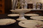 Starožitná porcelánová dezertní souprava PULS Ostrov s růžemi a monogramem.