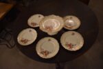 Starožitná porcelánová dezertní souprava PULS Ostrov s růžemi a monogramem.