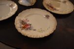 Starožitná porcelánová dezertní souprava PULS Ostrov s růžemi a monogramem.
