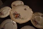 Starožitná porcelánová dezertní souprava PULS Ostrov s růžemi a monogramem.